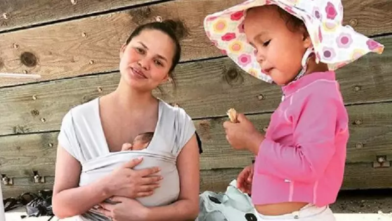 Chrissy Teigen s-a fotografiat alăptându-şi bebeluşul şi o păpuşă: "Cred că am gemeni acum!"
