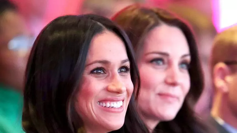Vrei să te îmbraci ca Meghan Markle și Kate Middleton? Iată ce a reușit o fană a celor două ducese cu 30.000 de lire!