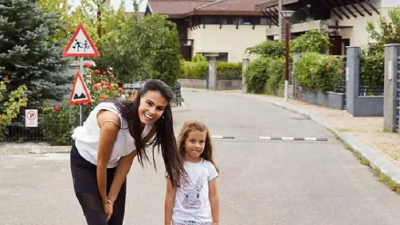 Anca Serea, în vacanţă cu copiii, la mare. Fetiţele învaţă să înoate