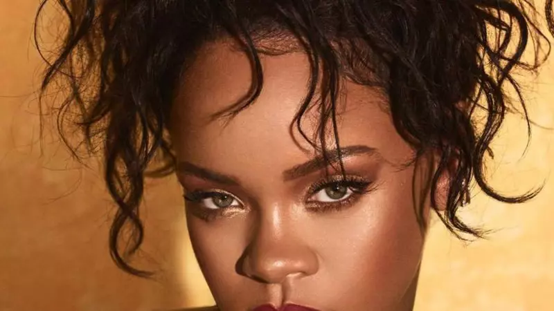 Modele însărcinate, XXL și cu celulită, în cel mai recent fashion show de lenjerie intimă semnat Rihanna!