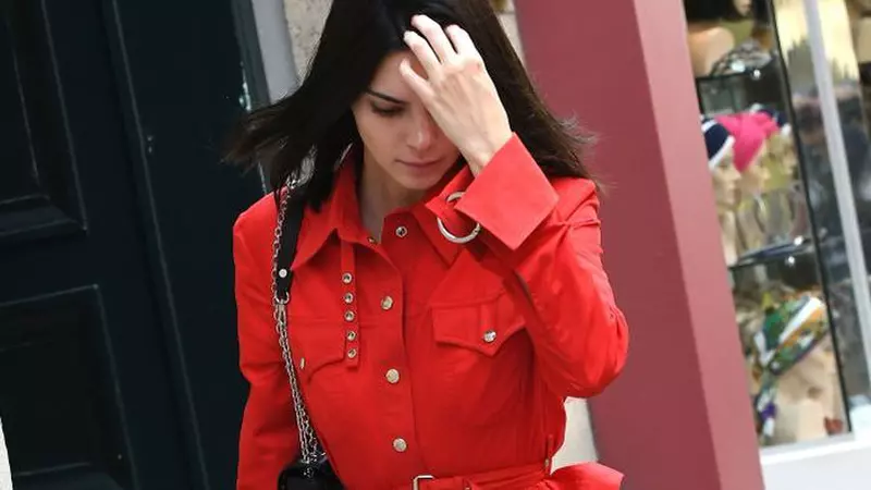Aproape goală pe covorul roșu! Kendall Jenner a comis-o din nou. Vezi top 5 cele mai transparente ținute ale ei!