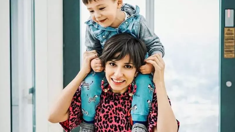 Dana Rogoz e surprinsă în fiecare zi de fiul ei. Micuțul Vlad are multe curiozități: ”Pe bunicul de ce nu l-am împăiat?”