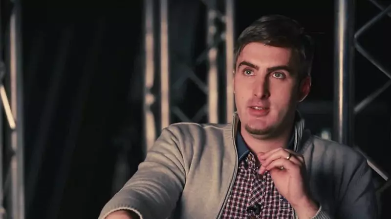 Ernest prezintă aceeaşi emisiune de 12 ani. Prezentatorul TV intuieşte secretul succesului său