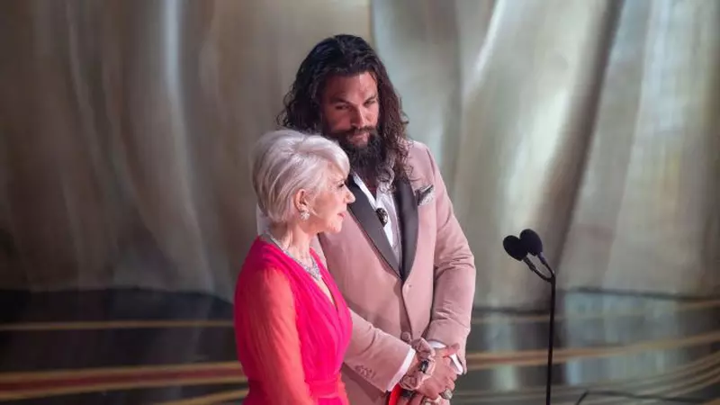 Jason Momoa a purtat roz pe covorul roșu la Oscar 2019. "Aquaman" a atras toate privirile