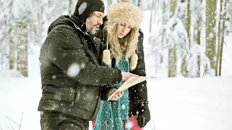 Cine este iubita lui Vali Bărbulescu de la Ferma? Sunt împreună de 10 ani, dar îi face ochi dulci colegei sale, Otniela