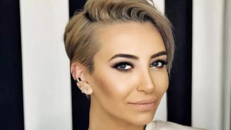 Giulia, schimbare radicală de look. Artista și-a vopsit părul roz