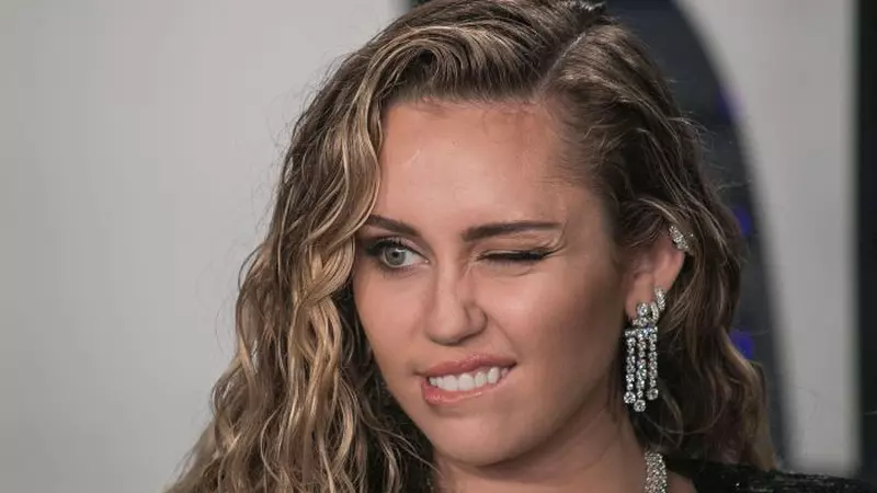 Regina controverselor șochează din nou! Miley Cyrus a pozat goală pușcă