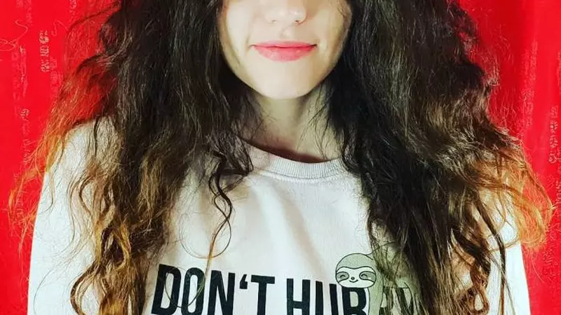 Cine este Izabela Stress, cel mai de succes român pe YouTube! Câștigă 40.000 de dolari pe zi din videoclipuri în care face slime!