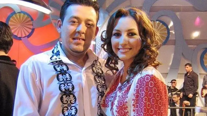 Cum arată și cu ce se ocupă fratele mai mare al Andrei. El a învățat-o să cânte!