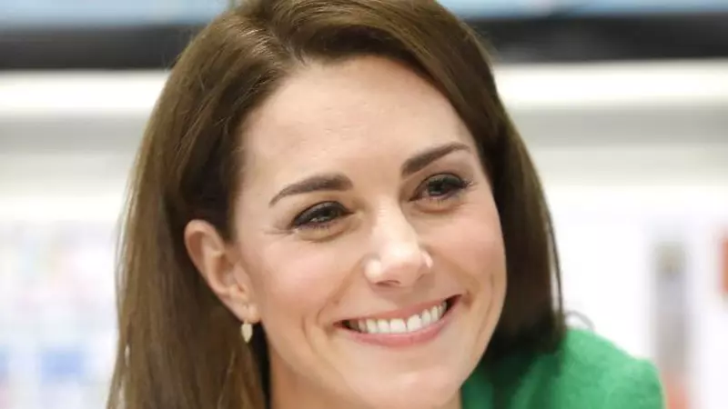 De ce apare Kate Middleton cu plasturi pe degete permanent. Fanii au intrat la idei...