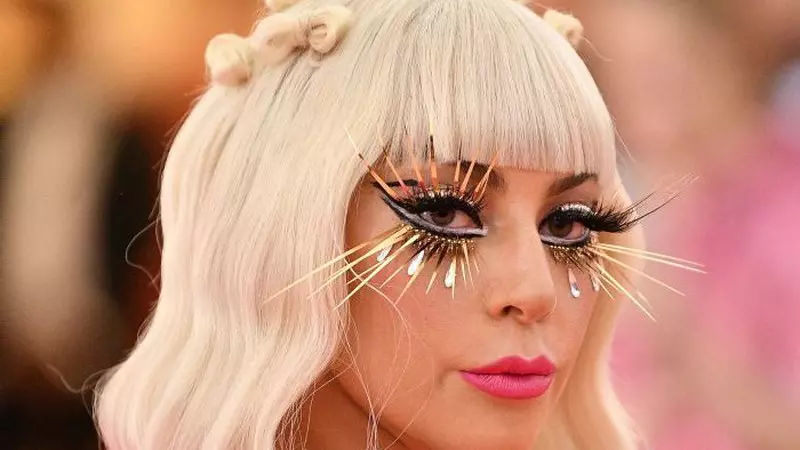 Lady Gaga, striptease pe covorul roz la Met Gala! Artista a purtat nu mai puțin de patru ținute