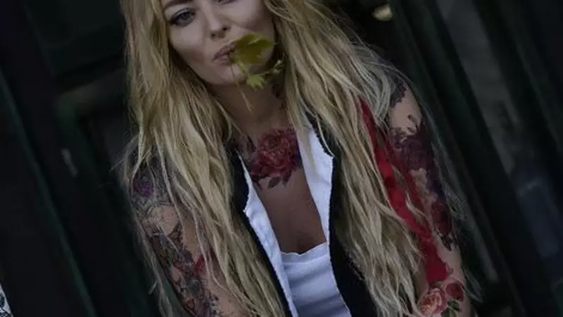 Delia a apărut pe Instagram cu corpul acoperit de tatuaje. Care este povestea tatuajelor artistei