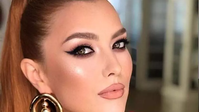 Elena Gheorghe, ținute spectaculoase în concert. Trei persoane o vor ajuta să îmbrace fiecare rochie!