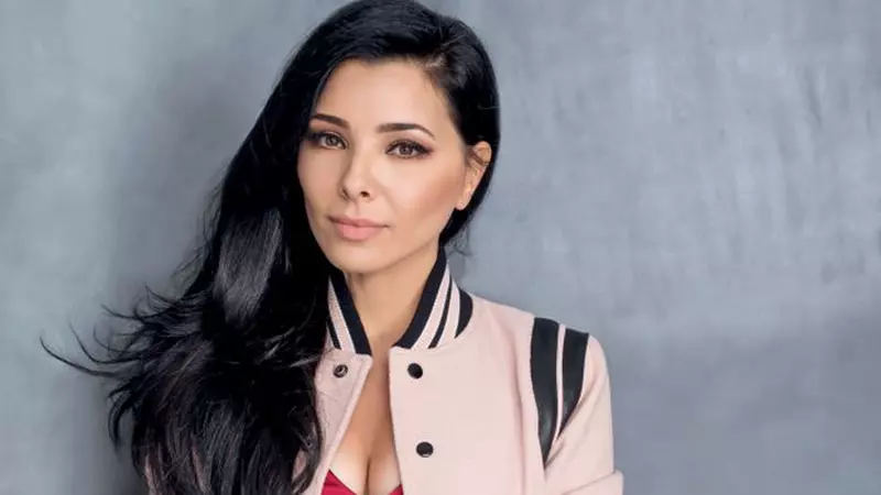 Cum arată sora Corinei Caragea. E frumoasă de pică, dar nu seamănă deloc cu știrista. Cele două au apărut împreună la o petrecere!