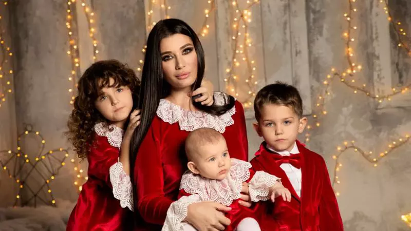 Fiica Elenei Băsescu a împlinit un an. Micuța Anastasia a moștenit cele mai frumoase trăsături de la părinți și bunici