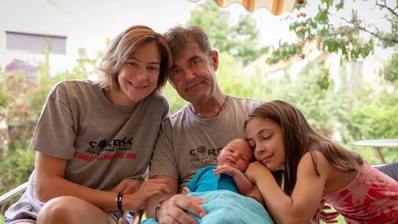 Ce mare şi frumos este băieţelul Roxanei Ciuhulescu! Micuţul Cezar Ioan are ochii albaștri și va împlini un an pe 12 iulie