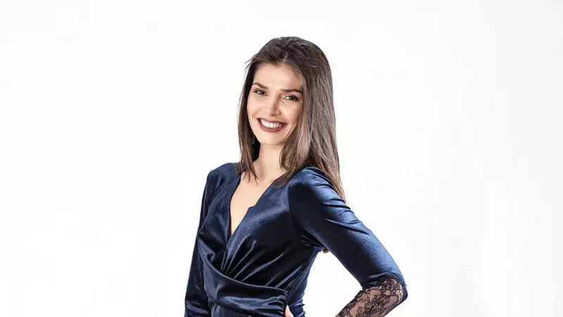 Alina Pușcaș, însărcinată în ultimul trimestru, s-a afișat în costum de baie, la plajă. Ce burtică are!