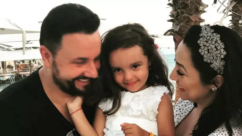 Andra și familia se relaxează în vacanță. Cântăreața a apărut în costum de baie la piscină