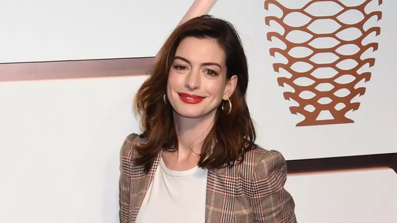 Actrița Anne Hathaway este însărcinată cu al doilea copil! Primele imagini cu burtica de gravidă