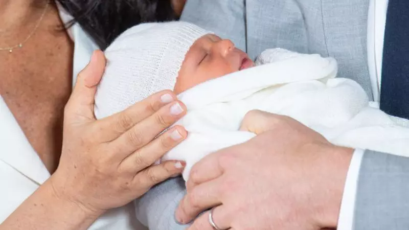 S-a aflat când va fi botezat Archie. Fiul lui Meghan Markle și al Prințului Harry va purta un trusou moștenit de la verii lui!