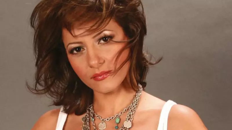 O mai ții minte pe Carmen Trandafir? În anii '90 făcea furori, dar acum s-a retras din lumina reflectoarelor. Incredibil cum poate să arate la 44 de ani!