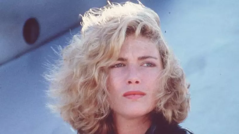 O mai ții minte pe Kelly McGillis, partenera lui Tom Cruise din "Top Gun"? La 61 de ani, actrița a pierdut lupta cu kilogramele și e de nerecunoscut!