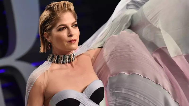 E frumoasă și arată sănătos, dar... Selma Blair suferă de scleroză multiplă. Actrița a descris chinurile prin care trece. Nu mai poate merge fără baston