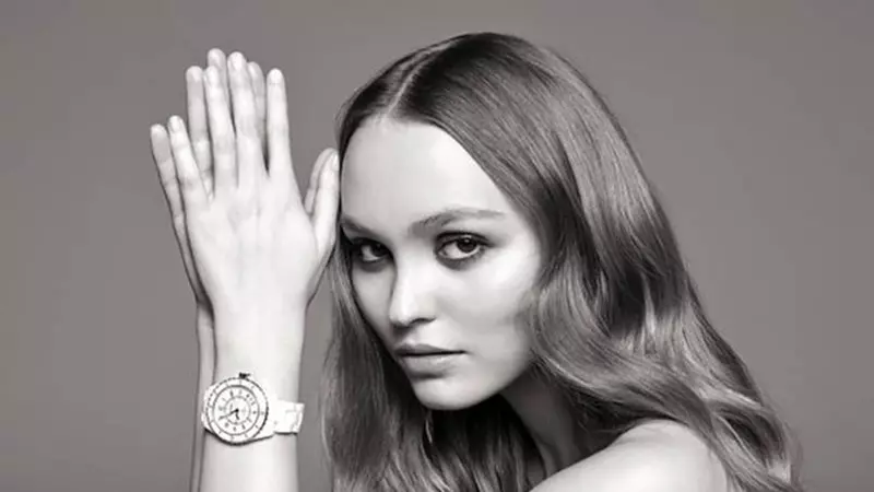 Fiica lui Johnny Depp, surprinsă fără sutien și îngrijorător de slabă pe străzile din București. Lily Rose Depp, din nou anorexică?