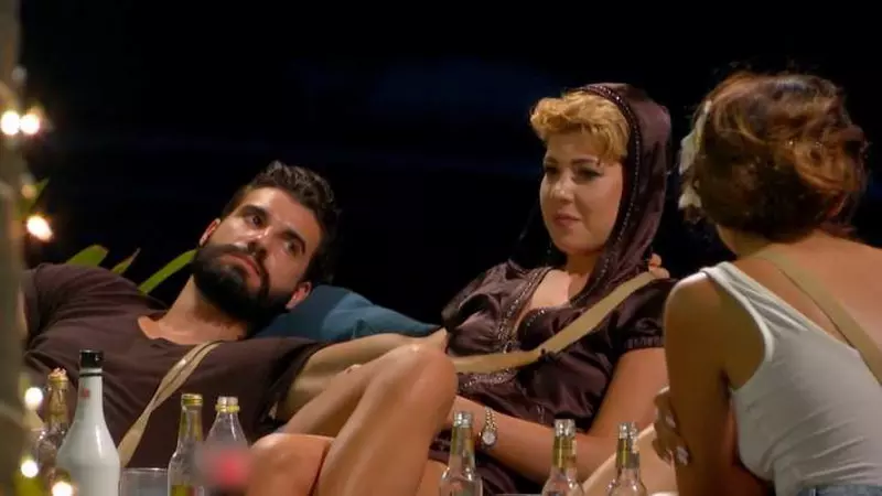 Geanina de la Insula Iubirii, transformată total de operaţiile estetice. Blonda ispitită de Andy este acum brunetă şi are silicoane uriaşe