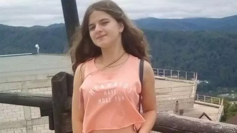 Ultima fotografie a Alexandei Măceșanu cu părinții ei! Poza a fost făcută la biserică, cu doar câteva zile înainte ca fata să fie răpită de Gheorghe Dincă