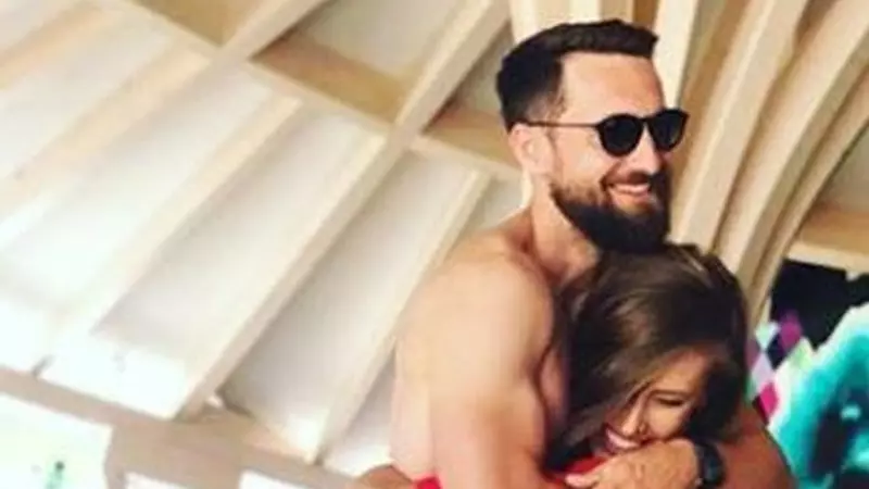 Dani Oțil și iubita au plecat în vacanță. Gabriela Prisacariu a pozat sexy în Italia