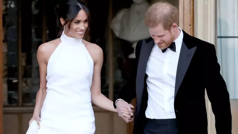 Una dintre rochiile purtate de Meghan Markle la nuntă, în valoare de 3500 de lire, copiată de un brand celebru de haine. Dai o mie de lei și e a ta!