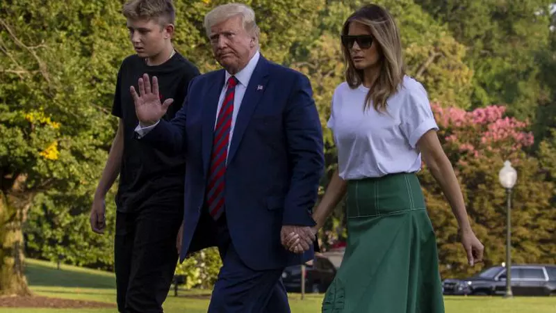 Lecție de stil de la Melania Trump! Prima Doamnă a Americii poartă de mai multe ori pantofii de brand