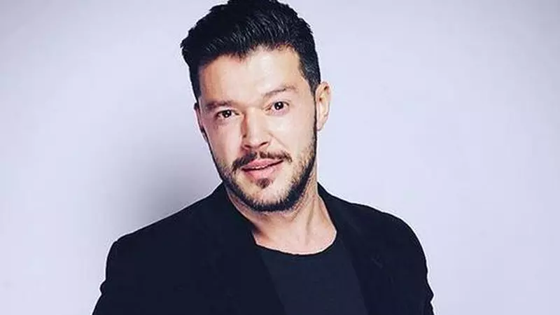 Victor Slav, în tandrețuri cu o blondă, în club! E prezentatorul TV din nou îndrăgostit?