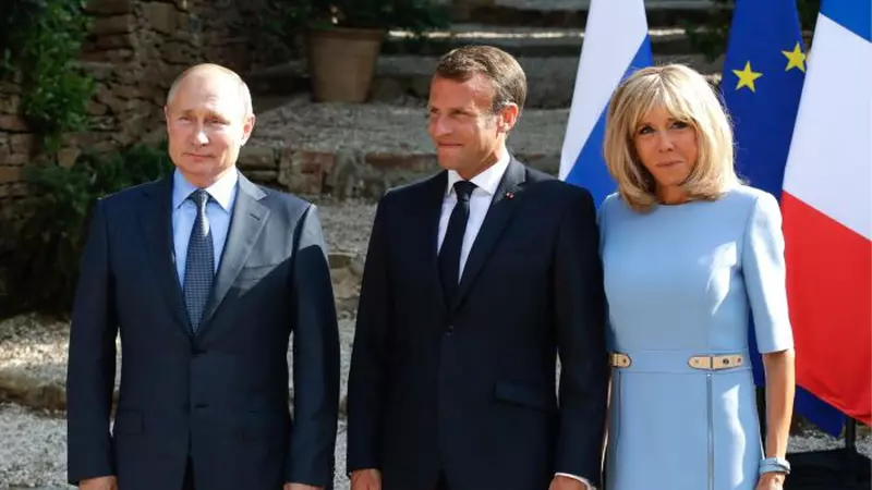 Brigitte Macron, cu mâna bandajată la întâlnirea oficială cu Vladimir Putin! Prima Doamnă a primit un cadou din partea președintelui rus