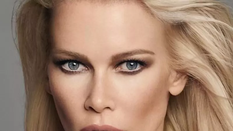 Claudia Schiffer, complet goală pe coperta Vogue la 48 de ani!
