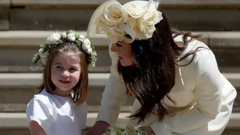 Prinţesa Charlotte a scos limba în faţa unor oameni care îi făceau cu mâna. Cum a reacţionat Kate Middleton