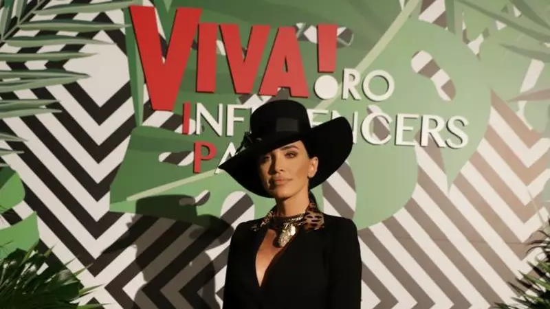 Adelina Pestrițu, apariție spectaculoasă la VIVA! Influencers Party 2019. A purtat un costum elegant