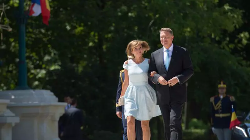 Carmen Iohannis a atras atenția în prima zi de școală. Prima Doamnă a purtat o rochie simplă