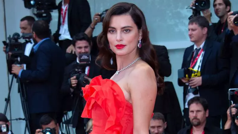 Catrinel Menghia, frumoasă de pică la premiera din România a filmului ”La Gomera”. Actrița are scene de nuditate răvășitoare în film