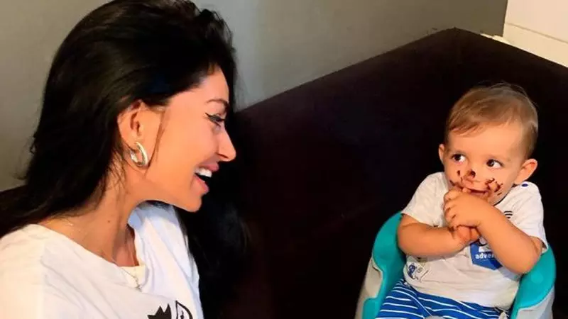 La cine a rămas copilul Elenei Ionescu după ce cântăreața a divorțat de soțul ei. Au decis de comun acord