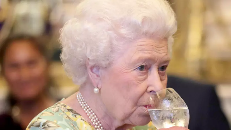 Motivul incredibil pentru care Regina Elisabeta a II-a a fost nevoită să închidă barul de la Buckingham. Ce prejudicii i-au adus angajații