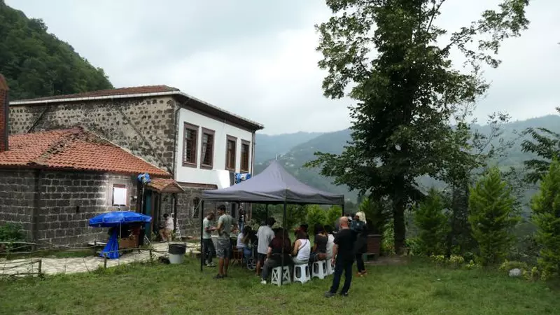 Lacrimi la Marea Neagră. Reporterii VIVA! au fost în casa în care se filmează serialul de la Kanal D