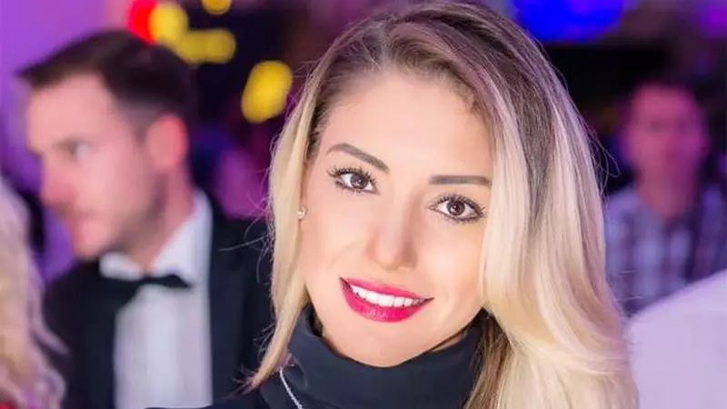 Misty, prima apariție la un eveniment după doi ani. Designerul Adrian Oianu i-a făcut praf ținuta. Artista este foc și pară