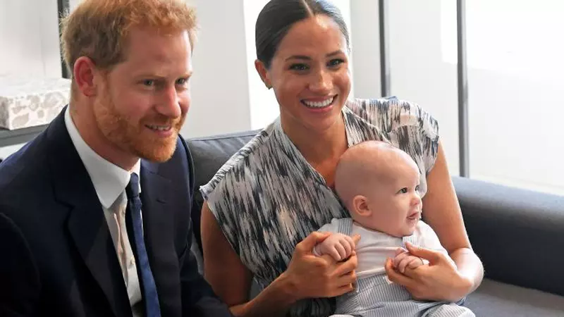 FOTO adorabile! Bebelușul regal Archie, în primul său tur regal oficial. Internetul a explodat: copilul seamănă izbitor cu tatăl său, prințul Harry!