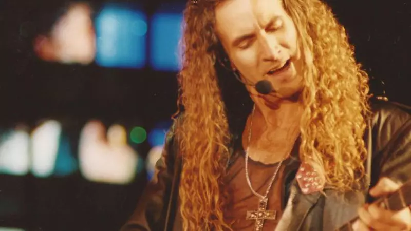 Îl mai ții minte pe Alin Oprea de la Talisman? E total schimbat! Artistul a împlinit anul acesta 20 de ani de căsătorie