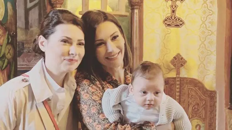 Prezentatoarea Mihaela Călin și-a botezat băiețelul. Nașa a fost colega și prietena ei, Andreea Berecleanu
