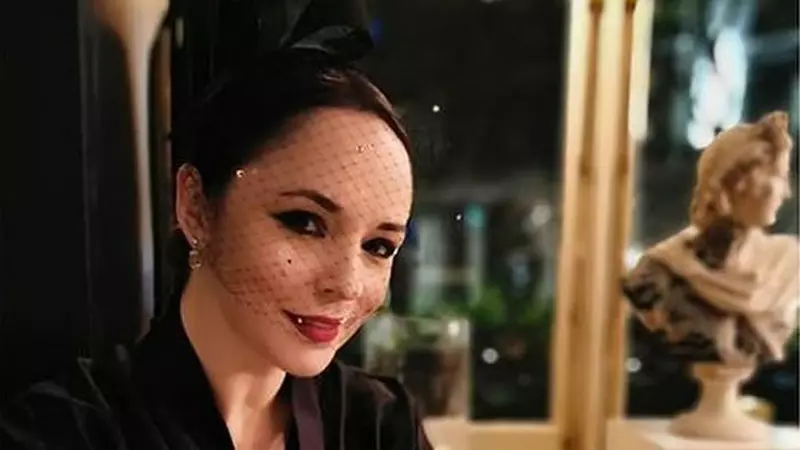 Mai tii minte cum arăta Andreea Marin cand prezenta știri la TVR 1? Abia o recunoști. Avea 20 de ani și era tunsă băiețește