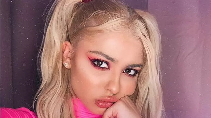 Secretul din trecutul vloggeriței Irina Deaconescu. Frumoasa blondă a făcut videochat în liceu din cauza problemelor cu banii