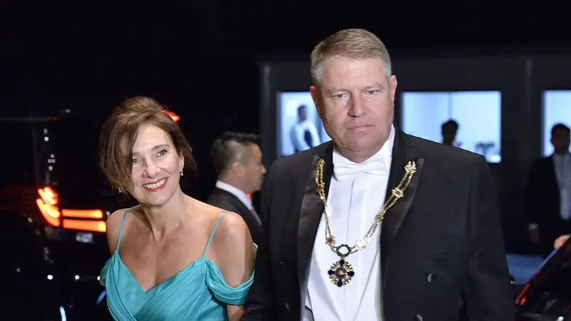 Gafă de proporții?! Președintele Klaus Iohannis a participat la Banchetul Imperial din Japonia cu costumul pătat